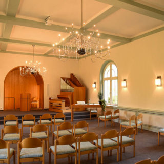 Interieur und Möbel einer Kirche